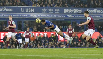  埃弗顿最后时刻绝平保级成功  