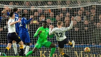  兰斯门线解围化险为夷，惊险守住平局保级希望犹存