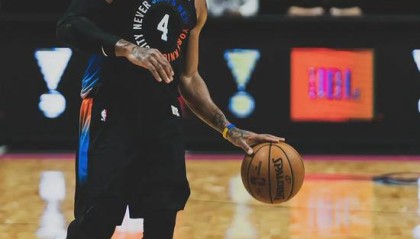  巴特勒关键球热火险胜尼克斯  