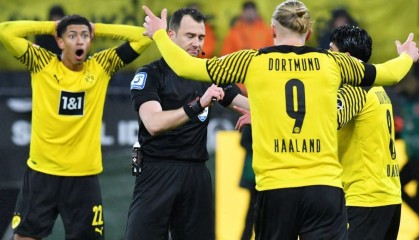  曼城德比战平局收场，哈兰德失点引争议  